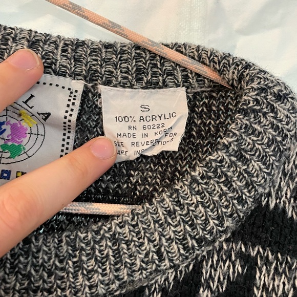 HOOPLA 100% Oversized Acrylic Sweater - Picture 2 of 6